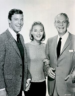 Archivo:Richard Chamberlain Daniela Bianchi Raymond Massey Dr Kildare 1964