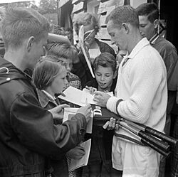 Archivo:Rod Laver signing autographs Dutch Championships 1962