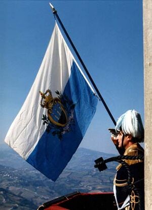 Archivo:San Marino Flagge Palazzo Pubblico