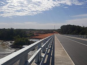Archivo:Senegambia Bridge Peak Southward View