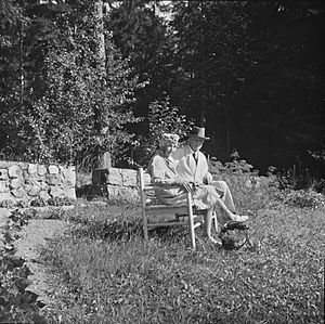 Archivo:Sibelius-puolisot kesäiltana kasvitarhan penkillä, 1940-1945, (d2005 167 6 101) Suomen valokuvataiteen museo