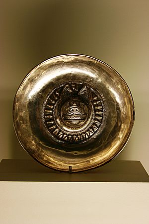 Archivo:Silver plate - Tresor de Tivissa - Museu d'Arqueologia de Catalunya - Barcelona 2014