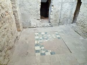 Archivo:Suelo en una sala de los baños califales de Córdoba (España)