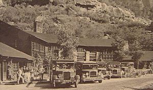 Archivo:Tour buses at Zion Lodge in 1929