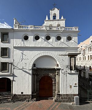 Archivo:Vista sur de la Iglesia del Monasterio de la Inmaculada Concepción, Quito
