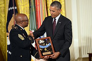 Archivo:WWI Soldier Pvt. Henry Johnson receives Medal of Honor 150602-D-BN624-276