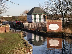 Archivo:Wootton Wawen aqueduct from canal