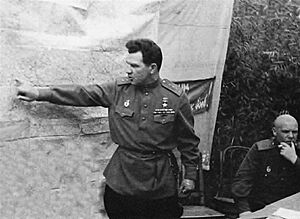 Archivo:Генерал-полковник В.И. Чуйков у оперативной карты