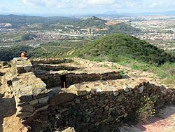 139 Poblat ibèric de Puig Castellar, al fons el turó de Montcada.JPG