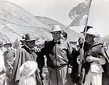 Archivo:1958. Rafael Caldera en Mucuchíes, páramo merideño, durante la campaña presidencial