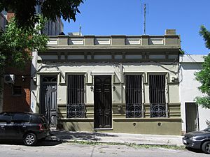 Archivo:2016 fachada de casas en calle San Salvador, números 1568 - 1570, entre calles Salto y dr Lorenzo Carnelli - Montevideo (Uruguay)