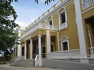 Archivo:2018 Santa Marta (Colombia) - Entrada del Liceo Celedón