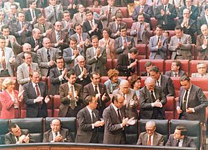 Archivo:Adolfo Suárez recibe los aplausos de los diputados de su grupo tras su intervención en la sesión plenaria del Congreso de los Diputados (1980-05-21)