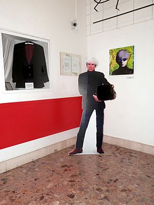 Archivo:Andy Warhol Medzilaborce 16Slovakia10
