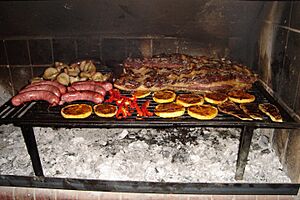 Archivo:Asado argentino en parrilla a carbón