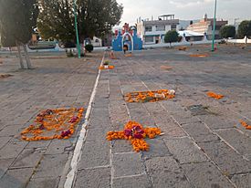 Atrio de San Gabriel Cuauhtla con tumbas adornadas por día de muertos.jpg