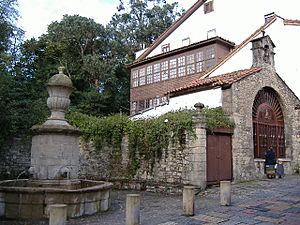 Archivo:Avilés fuente y capilla de la calle Rivero