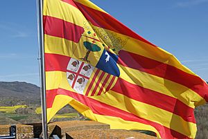 Archivo:Bandera de Aragón ondeando (Navardún, Zaragoza)