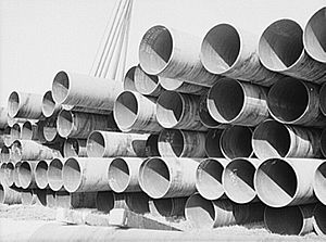 Archivo:Big Inch pipes on railroad tracks