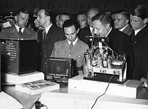 Archivo:Bundesarchiv Bild 183-H10250, Berlin, Funkausstellung, J. Goebbels, H. Kriegler