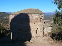 Archivo:Castell de Lluçà - Sant Vicenç amb l'ombra del castell