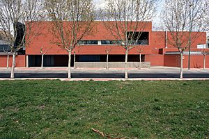 Archivo:Centro Deportivo y Cultural NIARA