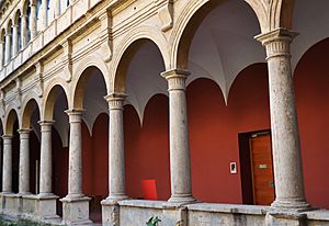 Archivo:Claustre renaixentista del convent del Carme, arcades