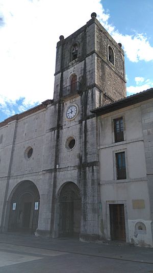 Archivo:Colegiata de Santa María, Pravia