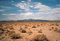 Archivo:Death Valley,19820816,Desert,incoming near Shoshones
