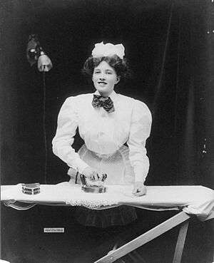 Archivo:Domestic servant ironing