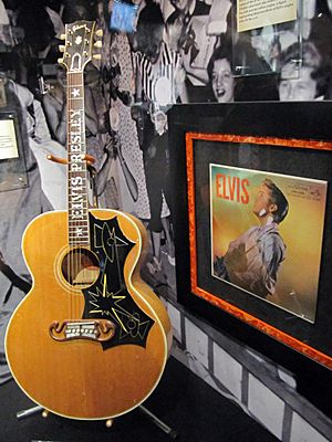 Archivo:Elvis Presley's Gibson J200, Graceland