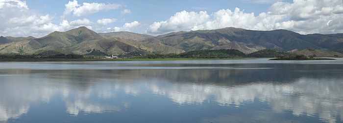 Archivo:Embalse de Zuata. Aragua