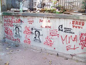 Archivo:Estación Dario y Maxi - Graffitis heterogéneos