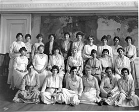 Archivo:Faculty of the department of home economics about 1918-19. In the first row, from - (3856196872)