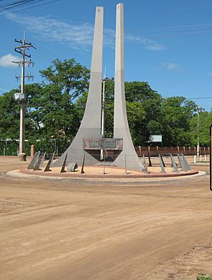Archivo:Faith, unity and labor (monument in Filadelfia, Paraguay)