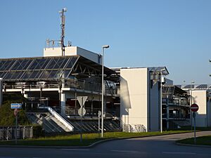 Archivo:Flughafen München, Parkhaus