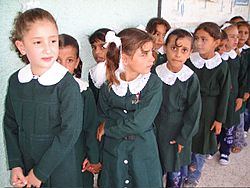 Archivo:Girls lining up for class - Flickr - Al Jazeera English