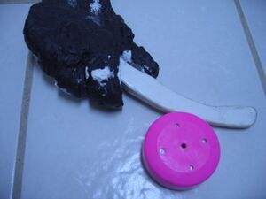 Archivo:Glove-stick-puck