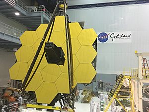 Archivo:James Webb Space Telescope Revealed (26832090085)