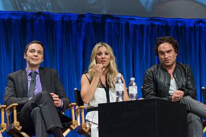 Archivo:Jim Parsons, Kaley Cuoco and Johnny Galecki at PaleyFest 2013