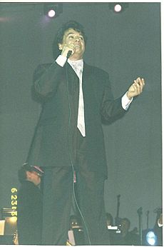Archivo:Juan Gabriel Lima Perú mayo 2003
