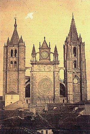 Archivo:Leon catedral, fachada occidental en 1875
