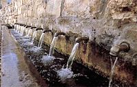 Archivo:Muro de Aguas - Fuente cerca