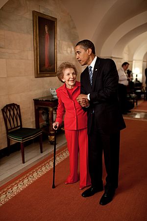 Archivo:Nancy Reagan with Barack Obama6