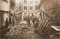 Archivo:P Sinner - Hirsch nach Bombenabwurf 1916 (TPk127)