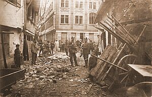 Archivo:P Sinner - Hirsch nach Bombenabwurf 1916 (TPk127)