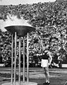 Paavo Nurmi sytyttää olympiatulen 1952