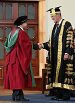 Archivo:PhD graduand shaking hands with the Chancellor of the University