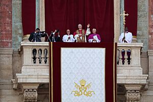 Archivo:Pope Leo XIV on the loggia