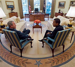 Archivo:President George W. Bush and Barack Obama meet in Oval Office